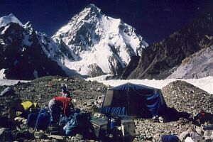 Das Basecamp, im Hintergrund der K2