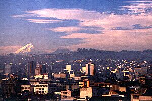 Cotopaxi über den Dächern von Quito