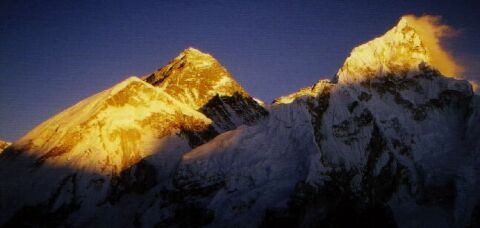 Der Mount Everest (Mitte) im Abendlicht