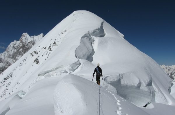 Markus in der Nähe von Lager 2 vor dem 6050m hohen Batokshi Peak