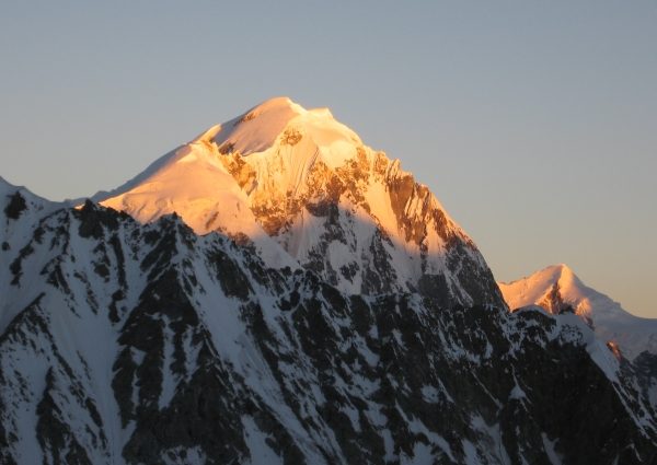 Sonnenaufgang über Yashkuk II und Kuthskulin Sar