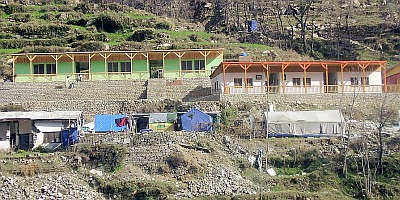 Mittelschule (links) und Grundschule Sakargah