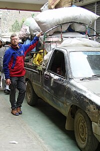 vollgepackt mit Hilfsgütern