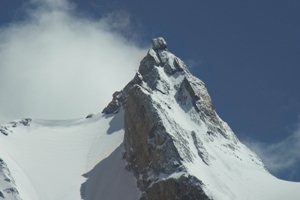 Die kühne Gipfelnadel sieht vom vielen Neuschnee leider ganz schön weiß aus