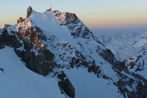 Sonnenaufgang über dem Rattu Peak. Hier sieht man auch deutlich, dass der linke Gipfelturm höher ist als die rechte Nadel.