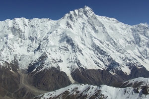 Der Blick hinüber zum Nanga Parbat zeigt den gesamten Mazeno-Kamm