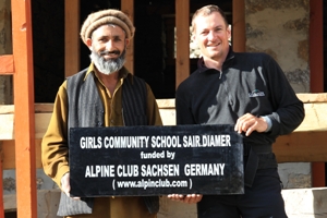 Markus und Manan mit dem Schild für die zukünftige Schule